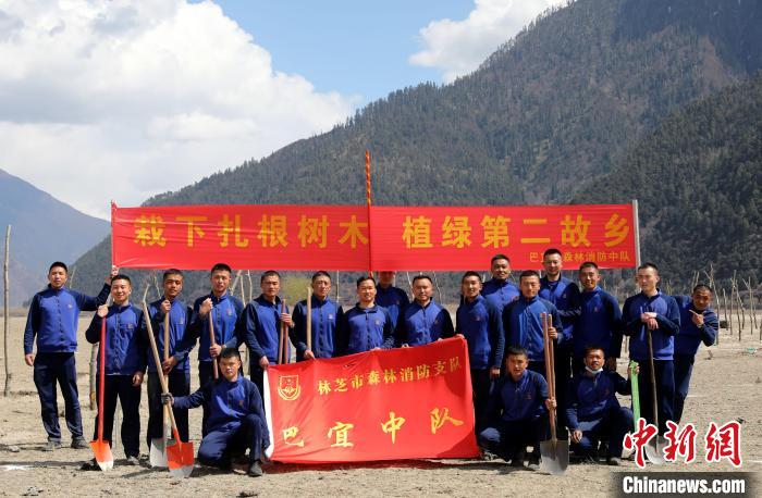 林芝市巴宜區(qū)森林消防中隊(duì)志愿服務(wù)隊(duì)合影留念?！∥骼@拉翁 攝