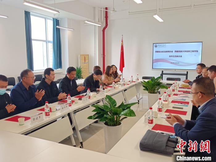 圖為座談會議現(xiàn)場。　格桑 攝