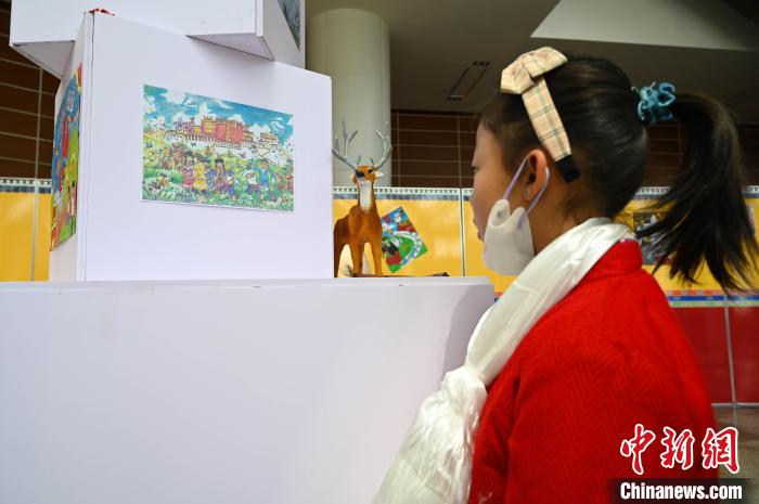 圖為學(xué)生參觀繪畫展。　趙朗 攝