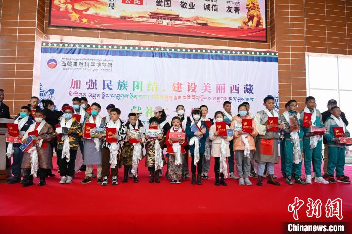 圖為部分獲獎學(xué)生合影?！≮w朗 攝