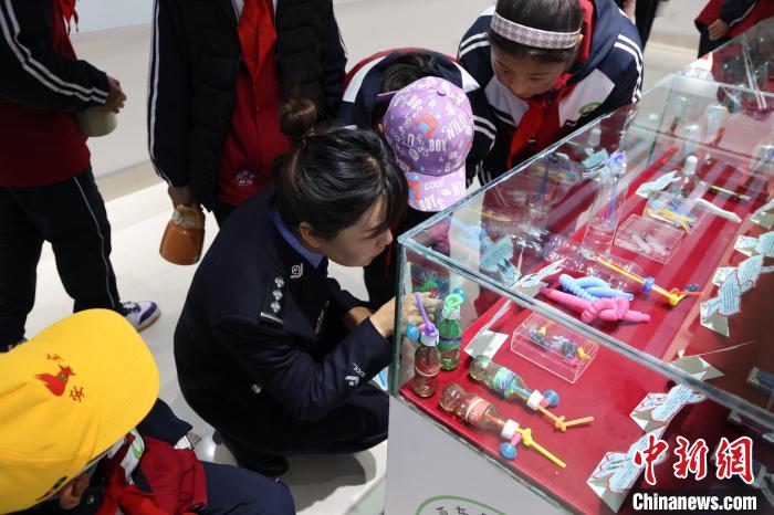 圖為亞東邊檢站民警為駐地小學生開展禁毒教育。　胡利媛 攝
