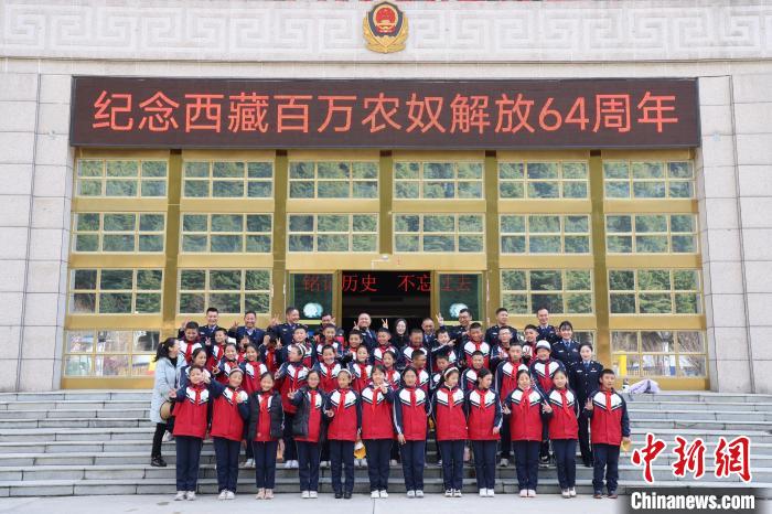 圖為亞東邊檢站民警代表與駐地小學師生代表合影留念。　胡利媛 攝