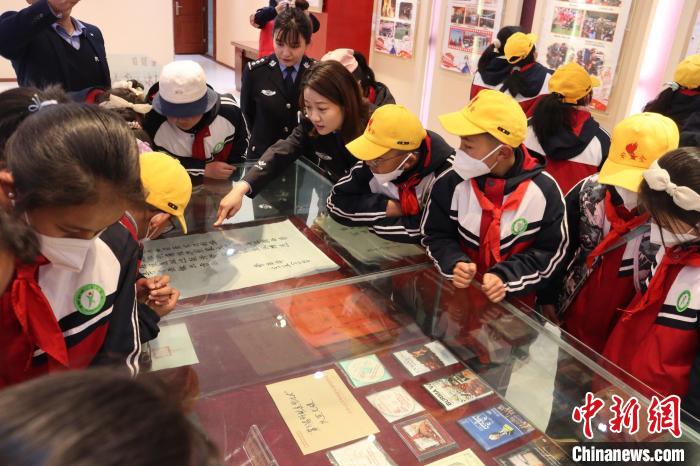 圖為亞東邊檢站民警為駐地小學生講解該站榮譽發(fā)展史?！『?攝