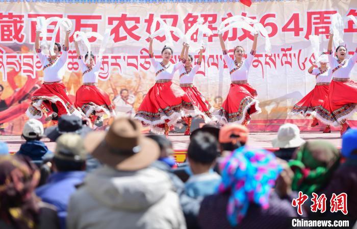 圖為墨竹工卡縣龍珠崗村，文藝演出現(xiàn)場(chǎng)?！∝暩聛?lái)松 攝
