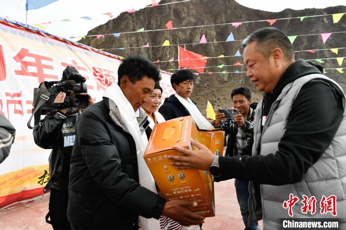 圖為墨竹工卡縣龍珠崗村，慰問(wèn)活動(dòng)現(xiàn)場(chǎng)?！∝暩聛?lái)松 攝