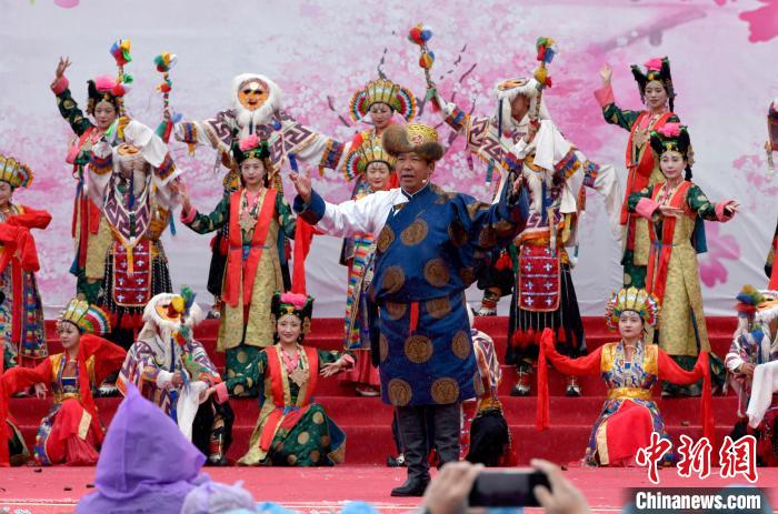 3月28日，西藏林芝第二十屆桃花旅游文化節(jié)開(kāi)幕式上的文藝表演?！±盍?攝