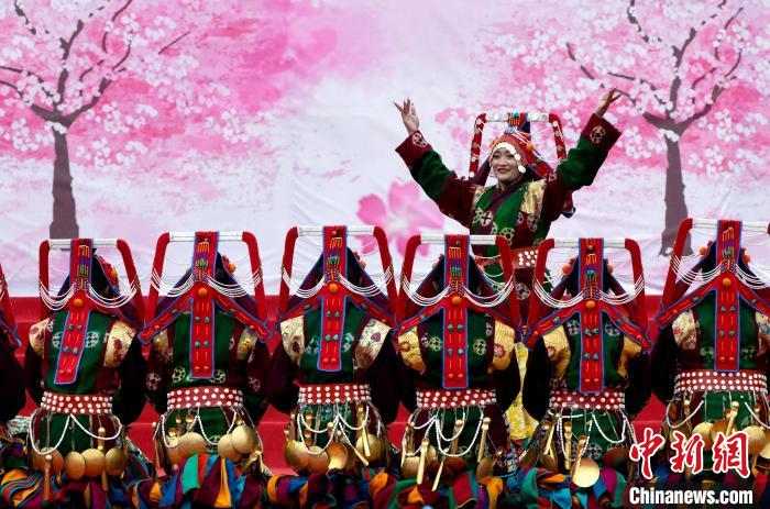 3月28日，西藏林芝第二十屆桃花旅游文化節(jié)開(kāi)幕式上的文藝表演?！±盍?攝