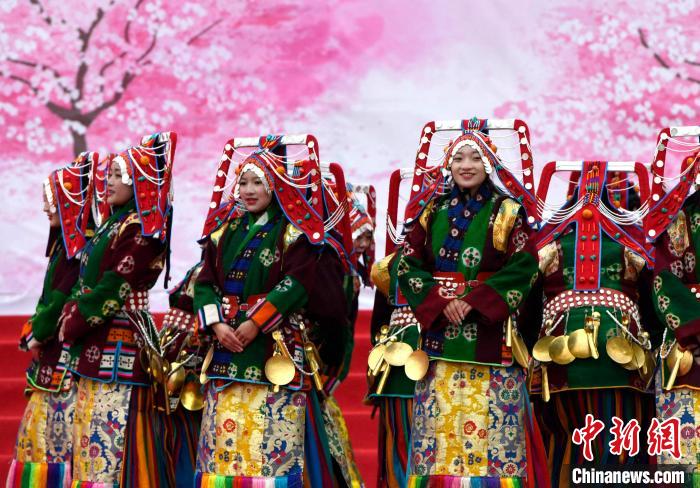 3月28日，西藏林芝第二十屆桃花旅游文化節(jié)開(kāi)幕式上的文藝表演。　李林 攝