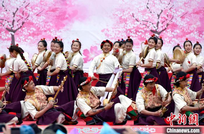 3月28日，西藏林芝第二十屆桃花旅游文化節(jié)開(kāi)幕式上的文藝表演?！±盍?攝