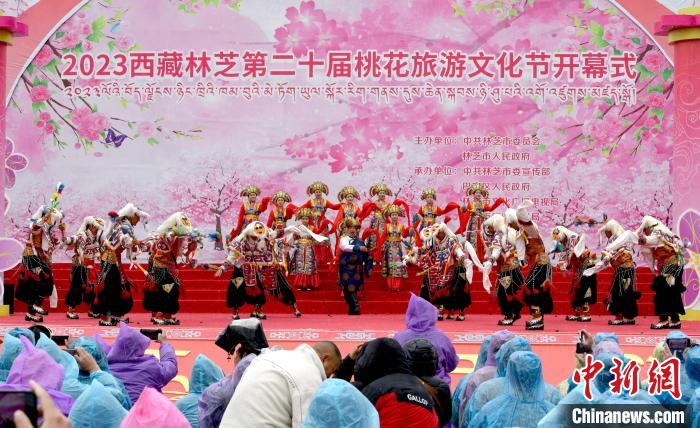 3月28日，西藏林芝第二十屆桃花旅游文化節(jié)開(kāi)幕式上的文藝表演。　李林 攝
