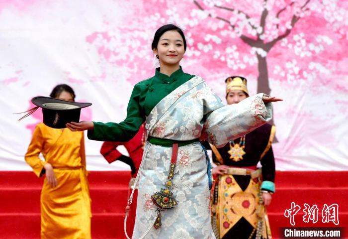 3月28日，西藏林芝第二十屆桃花旅游文化節(jié)開(kāi)幕式上的文藝表演。　李林 攝
