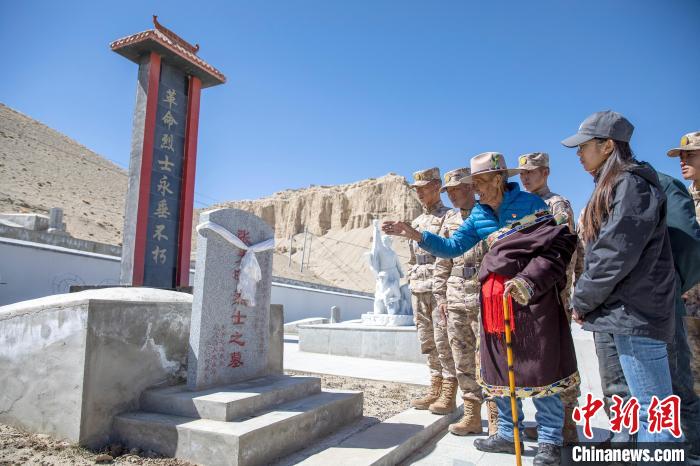 圖為在西藏阿里地區(qū)札達(dá)縣烈士陵園，82歲的次仁南杰老人為軍民代表講述新舊西藏的變化。　劉曉東 攝