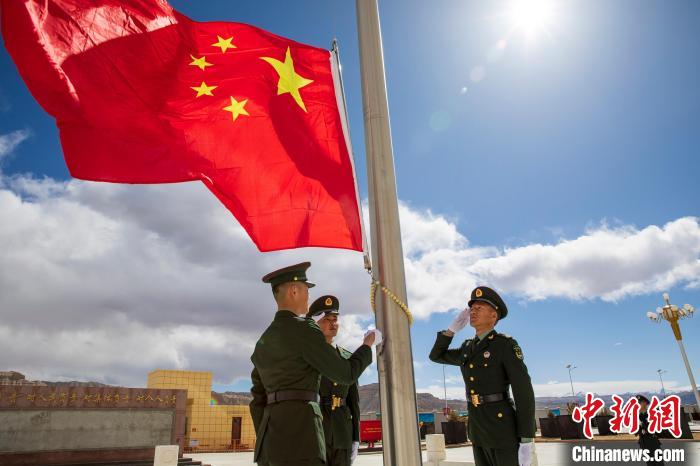 圖為在西藏阿里地區(qū)札達(dá)縣，軍民共同舉行升國(guó)旗儀式，慶祝西藏百萬(wàn)農(nóng)奴解放紀(jì)念日?！詵| 攝