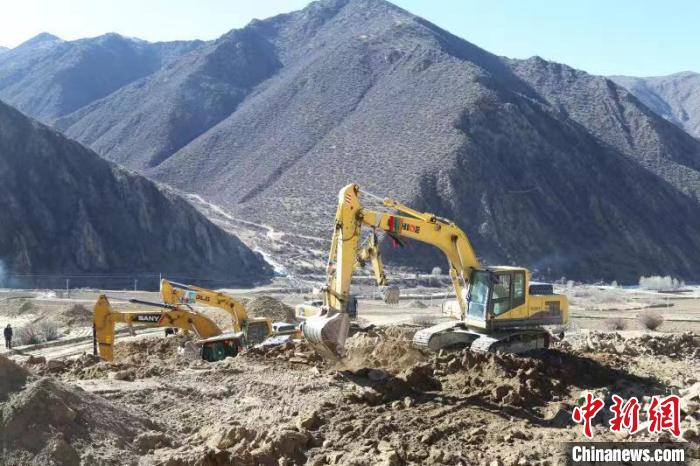 圖為高標(biāo)準(zhǔn)農(nóng)田建設(shè)施工現(xiàn)場?！「裆愔?攝