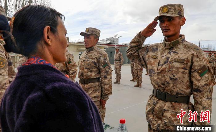 圖為列兵扎西加央向母親敬禮?！詵| 攝