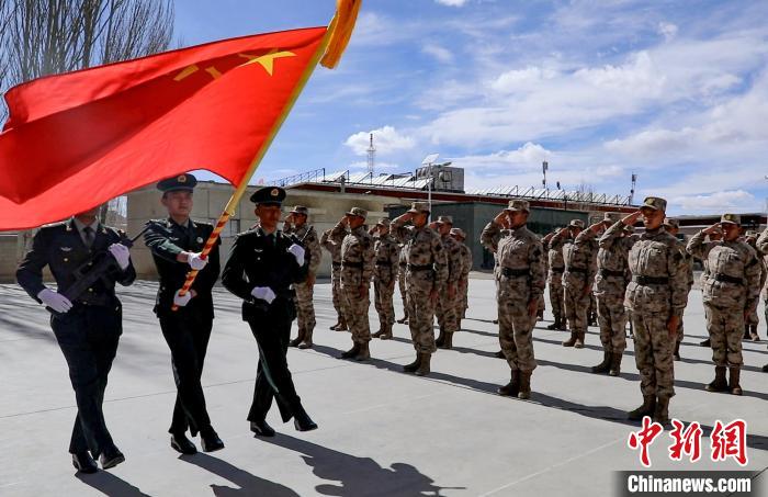 圖為授銜現(xiàn)場迎軍旗?！詵| 攝