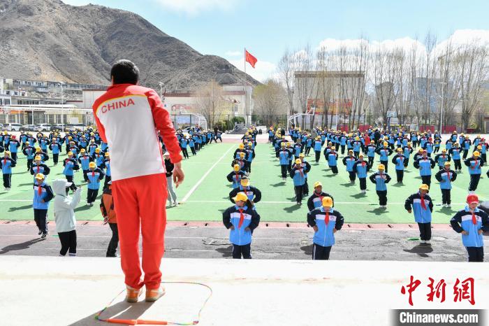 圖為學(xué)生在跳繩教練齊景龍的指導(dǎo)下做準(zhǔn)備運動。　貢嘎來松 攝