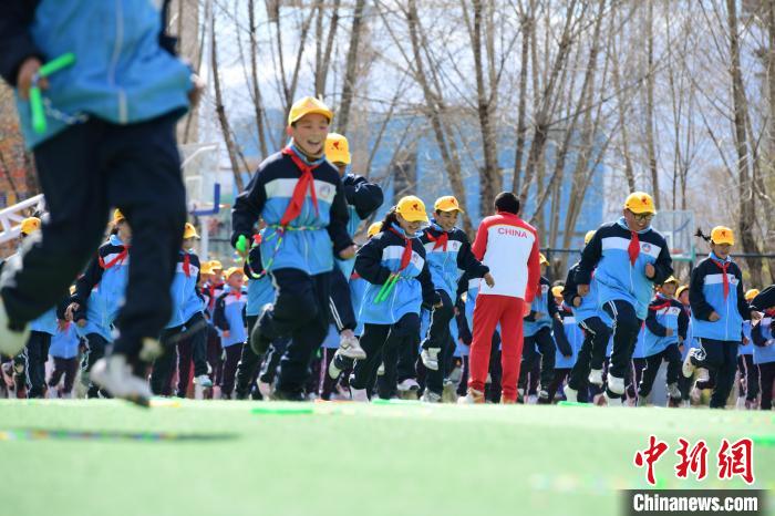 圖為學(xué)生在跳繩教練齊景龍的指導(dǎo)下做準(zhǔn)備運動?！∝暩聛硭?攝