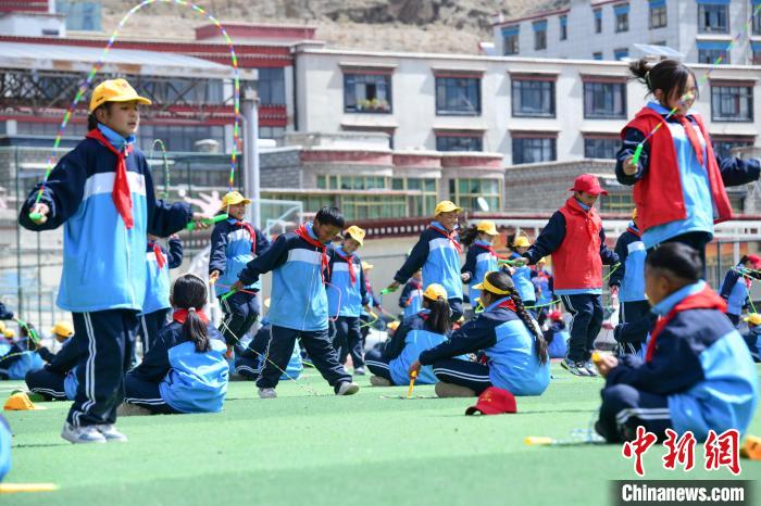 圖為學(xué)生正在練習(xí)跳繩?！∝暩聛硭?攝
