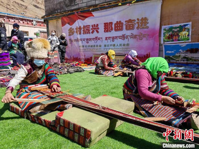 圖為2022年，安多縣雁石坪鎮(zhèn)“鄉(xiāng)村振興那曲奮進(jìn)”編織技藝比賽現(xiàn)場(chǎng)。資料圖 那曲市“鄉(xiāng)村振興 那曲奮進(jìn)”活動(dòng)辦供圖