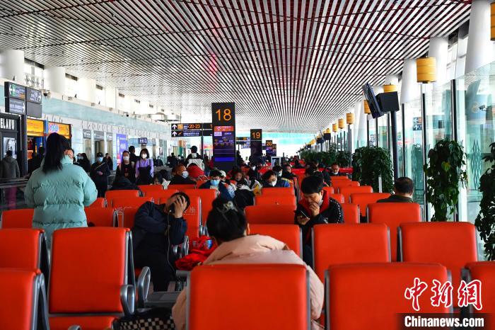 圖為旅客在機(jī)場(chǎng)候機(jī)室等待登機(jī)?！≈芎?攝