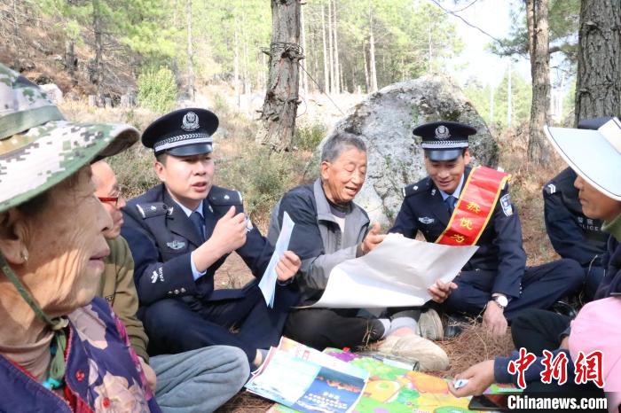 圖為竹瓦根邊境派出所民警為轄區(qū)群眾宣講森林防火常識(shí)?！≈裢吒吘撑沙鏊?供圖