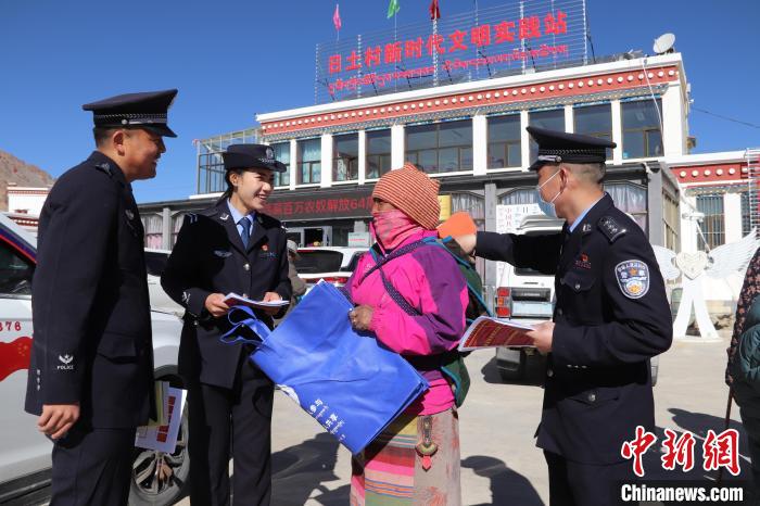 圖為日土邊境派出所民警在選轄區(qū)宣講國(guó)家安全知識(shí)?！∪尾?攝