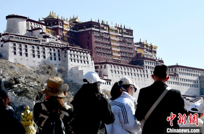 4月17日，游客在拉薩布達(dá)拉宮觀景臺(tái)拍照留念?！±盍?攝