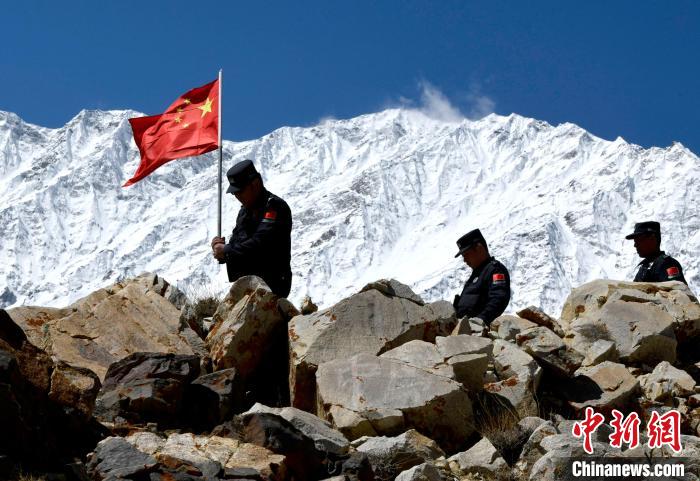 底雅邊境派出所民警夏永軍(左一)在巡邏中。