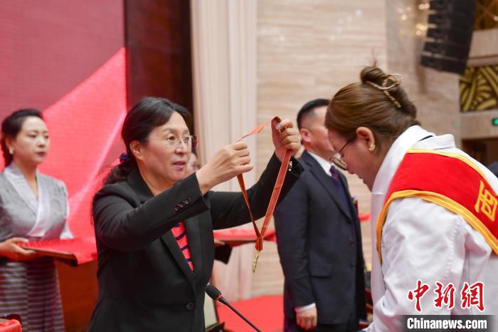 西藏舉辦“西藏十佳醫(yī)生、十佳護(hù)士”“西藏健康衛(wèi)士”表彰大會(huì)