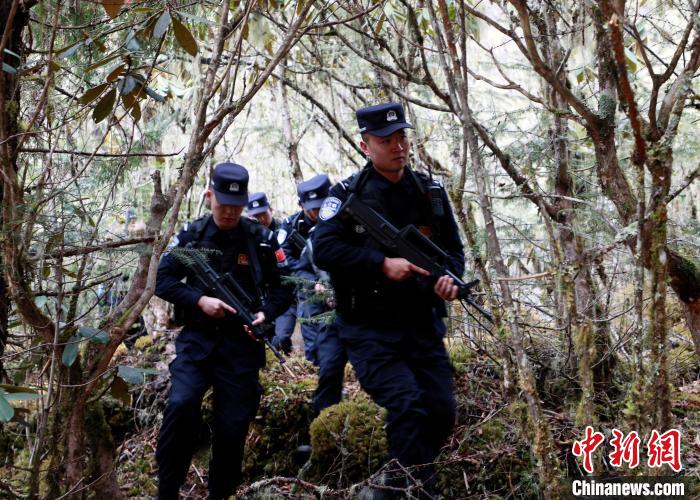 山南邊境管理支隊(duì)玉麥邊境派出所民警在邊境原始森林里開(kāi)展邊境巡邏?！∴嶇?攝