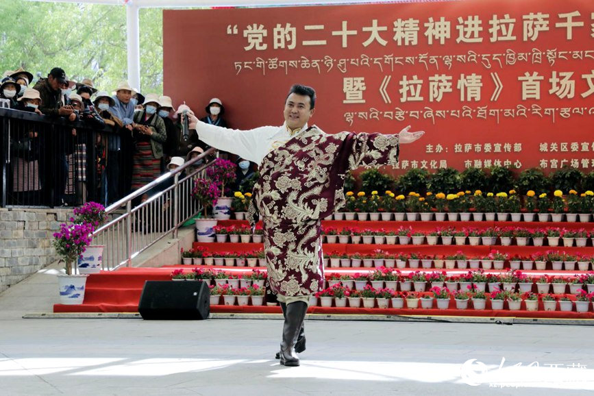 獻唱《夏爾巴》。人民網(wǎng) 次仁羅布攝