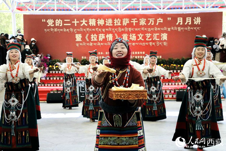 女子群舞《拉拉脫貧之路》。人民網(wǎng) 次仁羅布攝