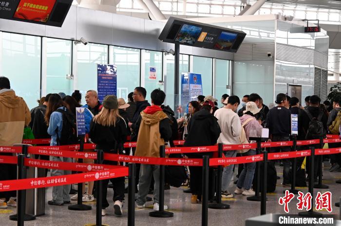 圖為“五一”期間，拉薩貢嘎機(jī)場旅客密集出行?！≡黝D珠 攝