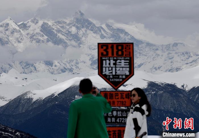 圖為5月14日，西藏林芝色季拉山觀景臺，游客遠(yuǎn)眺南迦巴瓦峰?！　±盍?攝