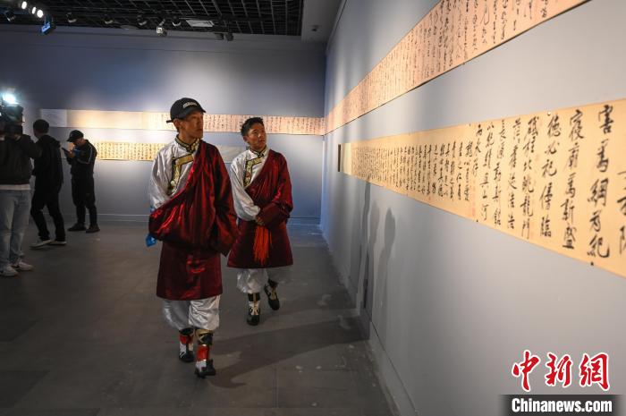 圖為學生參觀黃庭堅書法文獻展?！≮w朗 攝