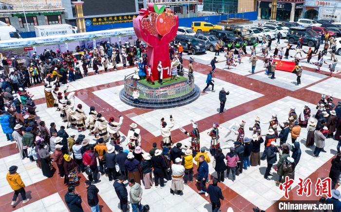 圖為“極地那曲 天際之旅”2023西藏那曲“中國旅游日”音樂美食嘉年華活動(dòng)現(xiàn)場?！∧乔形幕吐糜尉止﹫D