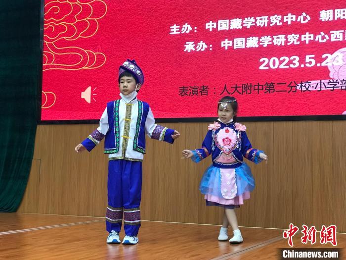 圖為中國人民大學附屬中學第二分校的小朋友們展示民族服飾?！￡惤ㄐ?攝