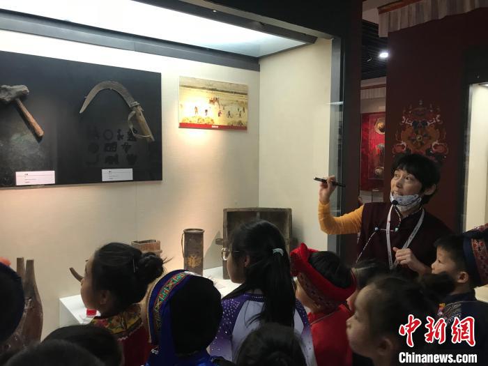 圖為中國人民大學附屬中學第二分校的小朋友們參觀“雪域星光——西藏傳統(tǒng)文化藝術(shù)展”?！￡惤ㄐ?攝