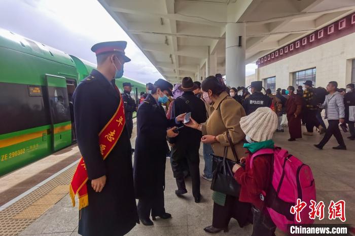 日喀則火車(chē)站工作人員引導(dǎo)乘客乘坐高原復(fù)興號(hào)?！《飞降?攝