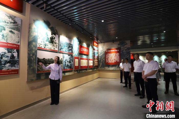 圖為西藏航空一行在臨沂市孟良崮戰(zhàn)役紀(jì)念館開展主題教育活動?！〗?攝