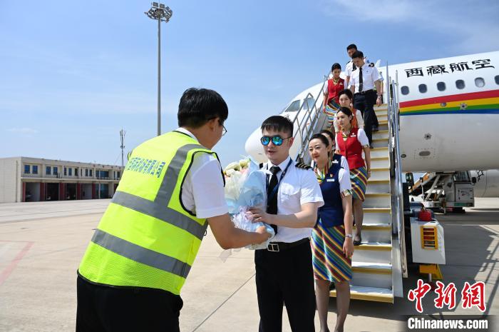圖為機組順利抵達后獲贈祝賀?！≮w朗 攝