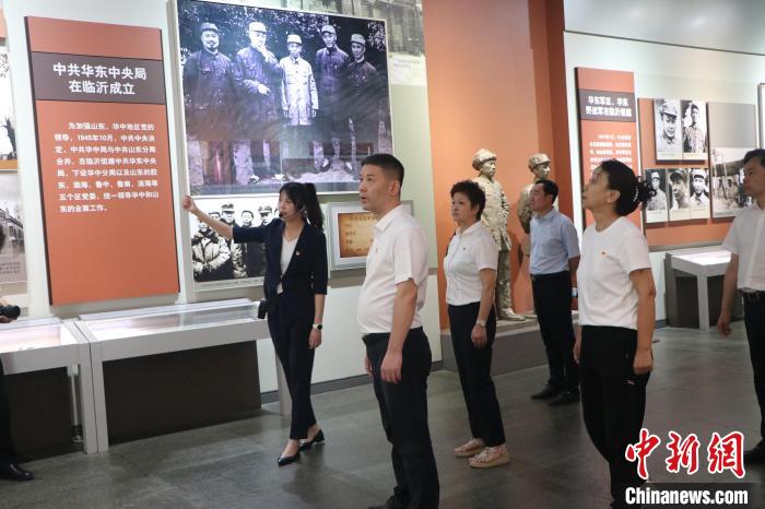 圖為西藏航空一行在臨沂市沂蒙革命紀(jì)念館開展主題教育活動?！〗?攝