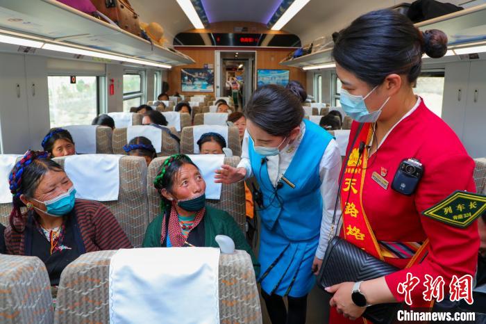 農(nóng)牧民乘坐高原復(fù)興號(hào)動(dòng)車組出行。　周悅翔 攝