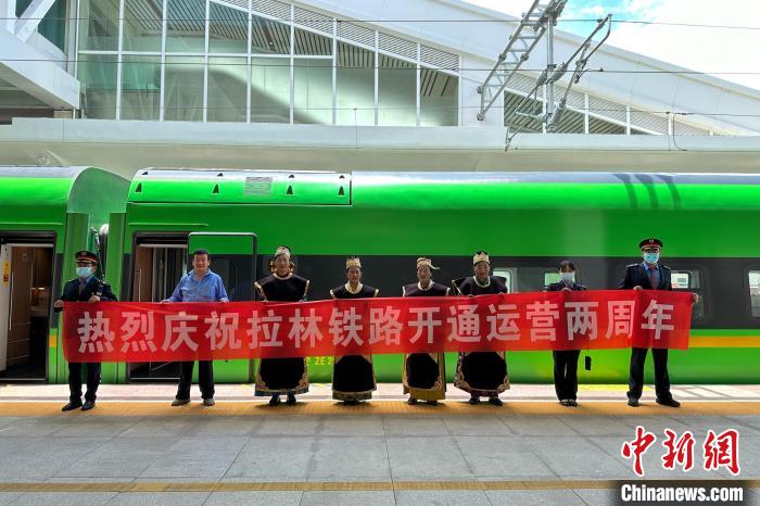 中國(guó)鐵路青藏集團(tuán)有限公司慶祝拉林鐵路開通運(yùn)營(yíng)兩周年?！±詈Ｐ?攝