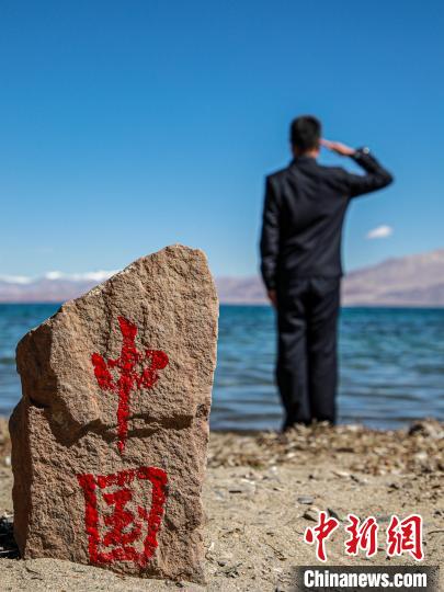 班公湖畔的“中國”標(biāo)記?！↓埿▲P 攝