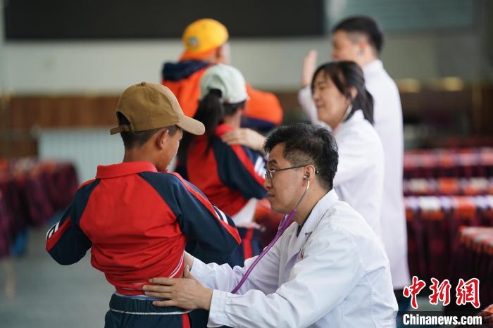 6月26日，西藏日喀則特校的孩子參加先心病篩查?！√K丹 攝
