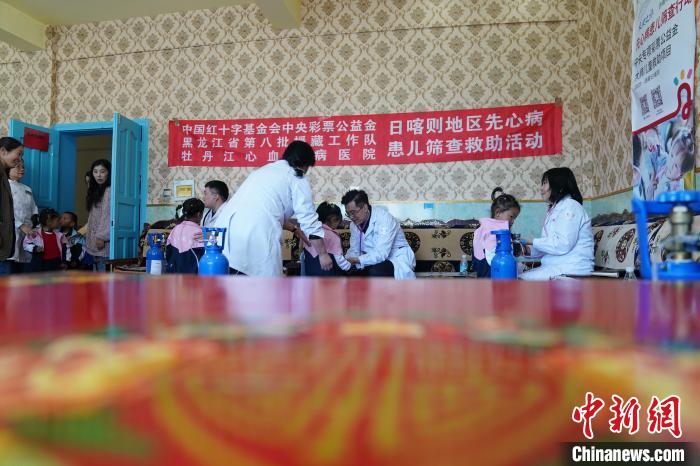 6月27日，西藏康馬縣雙語(yǔ)幼兒園的孩子參加先心病篩查?！√K丹 攝