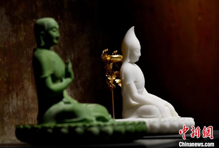 圖為展覽中圍繞西藏歷史與傳統(tǒng)創(chuàng)作的雕塑作品。　李林 攝