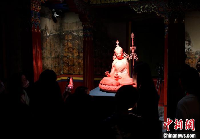 圖為觀眾正在欣賞展覽中的雕塑作品?！±盍?攝